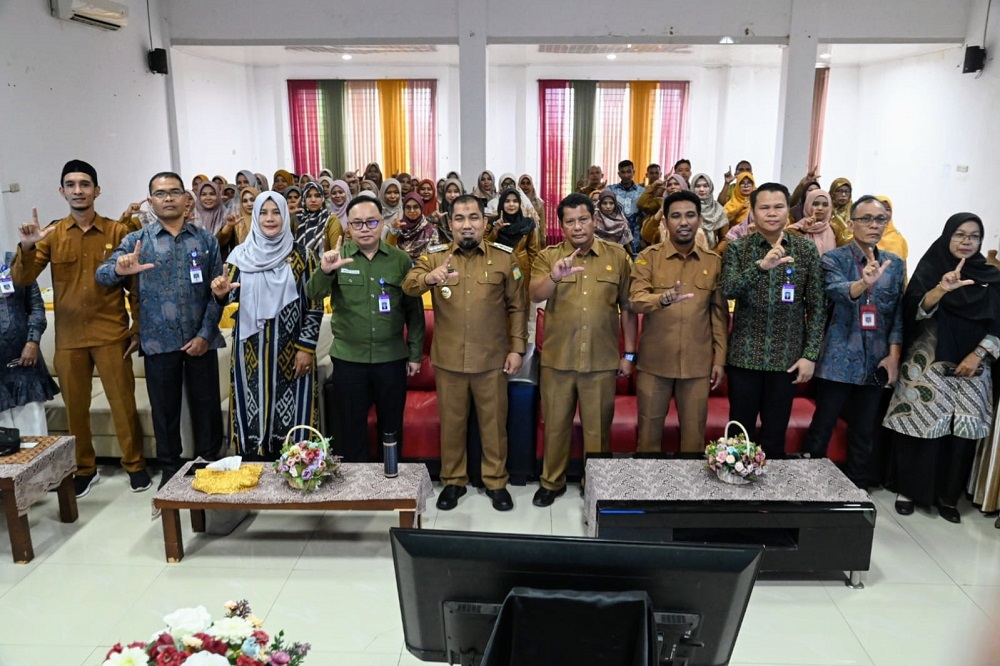 Pj Bupati Aceh Besar Muhammad Iswanto, Kepala Balai Bahasa Provinsi Aceh, Drs Umar Solikhan MHum dan Kadisdikbud Aceh Besar Bahrul Jamil foto bersama seusai pembukaan Bimtek Guru Utama Revilitasi Bahasa Daerah Aceh, Kabupaten Aceh Besar di Aula Dekranasda, Gampong Gani, Kecamatan Ingin Jaya, Aceh Besar, Senin (22/7). (Waspada/Ist)