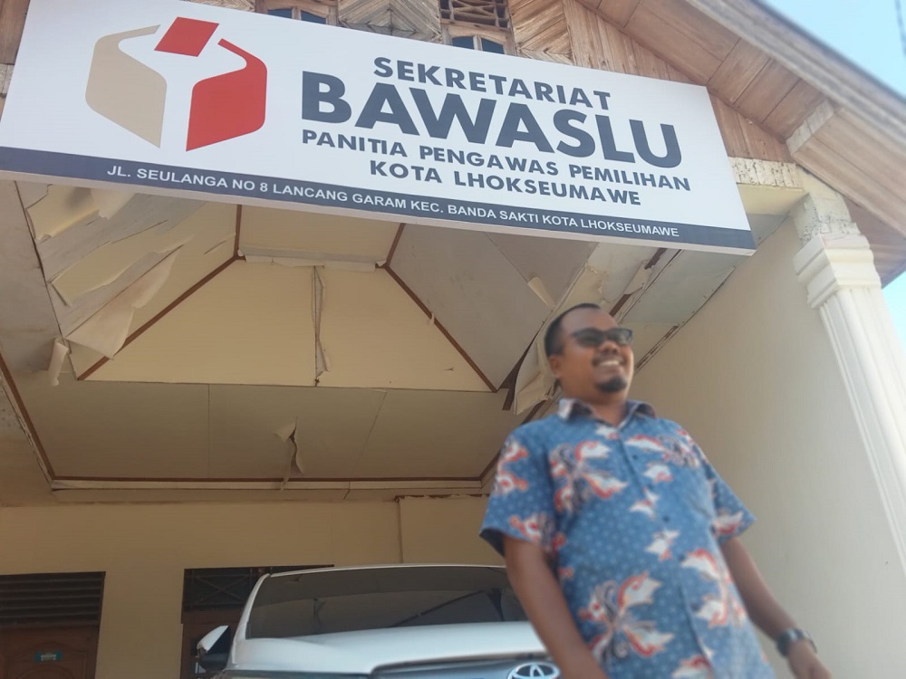 Ketua Panwaslih kota Lhokseumawe, Abdul Gani di halaman Kantor Panwaslih di Jalan Seulanga Kec. Banda Sakti, Senin (22/7).Waspada / Zainuddin. Abdullah