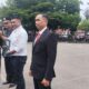Dandim 0108/Agara, Letkol Czi Arya Murdyantoro ST saat menyerahkan piagam penghargaan kepada Kasat Reskrim Iptu Bagus Pribadi dan Kasat Narkoba Polres Aceh Tenggara, Iptu Erwinsyah Putra sebelah kanan menunggu giliranya menerima piagam penghargaan. Waspada/Seh Muhammad Amin