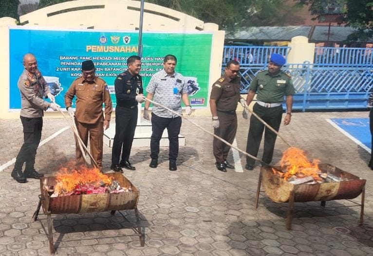 Kepala Bea Cukai Langsa, Sulaiman didampingi unsur Forkompinda Kota Langsa saat musnahkan barang ilegal hasil penangkapan, di kantornya, Selasa (23/7). Waspada/Rapian