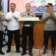 Kapolres AKBP Yogen Heroes Baruno (tiga kanan) bersama jajarannya membuat kejutan kepada Kajari Jurist Precisely Sitepu (dua kanan) dengan membawa ke ulang tahun saat peringatan HBA ke-64 di Kantor Kejari Pematangsiantar, Jl. Sutomo, Senin (22/7).(Waspada-Ist).