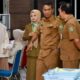 Pj Bupati Pidie Samsul Azhar didampingi Direktur drg Mohd Riza Faisal saat melihat aktivitas pelayanan kesehatan di RSUD Tgk Chik Ditiro, Sigli, Senin (22/7). Waspada/Muhammad Riza