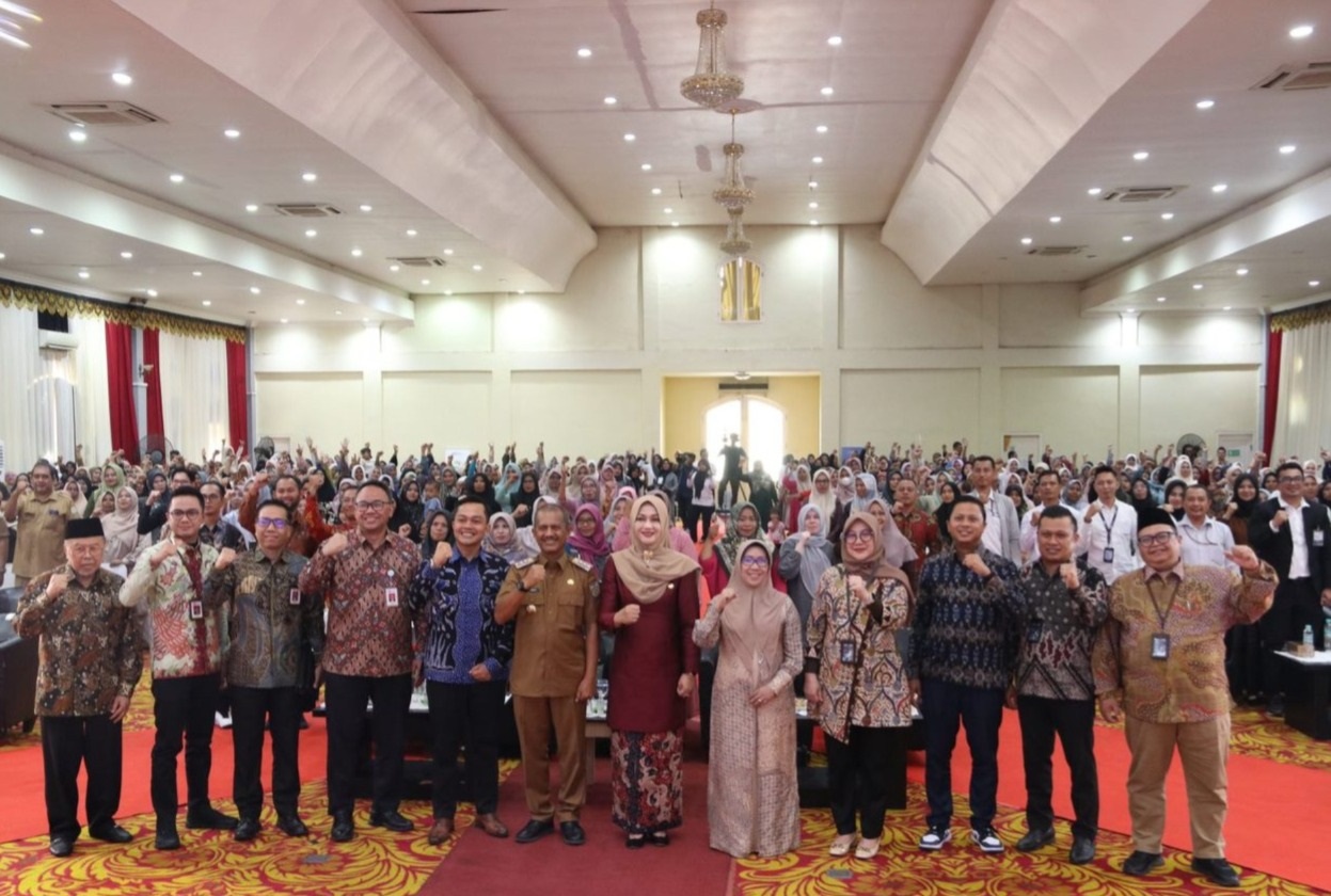 500 peserta dari UMKM Perempuan Aceh mengikuti kegiatan Program Pengembangan Kapasitas Usaha (PKU) berupa Sosialisasi Literasi Keuangan Syariah dan Pengembangan UMKM Perempuan Aceh di Banda Aceh, Senin (22/7). (Waspada/Ist)