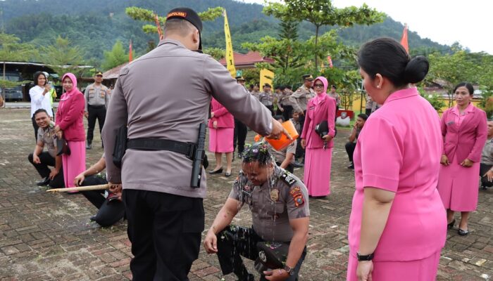 Kapolres Tapteng Pimpin Upacara Korp Raport Kenaikan Pangkat 20 Personel