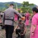 Kapolres Tapteng, AKBP Basa Emdem Banjarnahor didampingi Ketua Cabang Bhayangkari Ny. Heny Basa Emdem Banjarnahor melakukan penyiraman air bunga kepada personel yang naik pangkat. Waspada/ist
