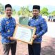 Pj Bupati Aceh Besar Muhammad Iswanto menerima Penghargaan dari Kemendes RI atas kepedulian terhadap Pengembangan Teknologi Tepat Guna yang diserahkan Kadis DPMG Aceh Besar Carbaini SAg di halaman Kantor Bupati Kota Jantho, Aceh Besar, Selasa (23/7). (Waspada/Ist)