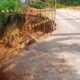 JALAN amblas tepatnya di pertigaan ruas jalan Bunturaja - Sopo Butar di Desa Simungun Kecamatan Siempat Nempu Hilir.Waspada/Kartolo Munte