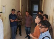 Penjabat (Pj) Bupati Simeulue, Teuku Reza Fahlevi, SE, MM mengunjungi asrama mahasiswa Simeulue di Lorong Apel, Lam Gugub, Kecamatan Syiah Kuala, Kota Banda Aceh, Selasa (23/7) (Waspada/Ist)