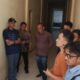 Penjabat (Pj) Bupati Simeulue, Teuku Reza Fahlevi, SE, MM mengunjungi asrama mahasiswa Simeulue di Lorong Apel, Lam Gugub, Kecamatan Syiah Kuala, Kota Banda Aceh, Selasa (23/7) (Waspada/Ist)