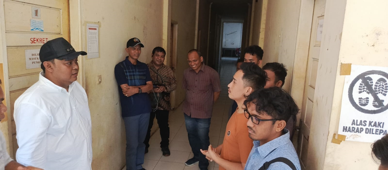 Penjabat (Pj) Bupati Simeulue, Teuku Reza Fahlevi, SE, MM mengunjungi asrama mahasiswa Simeulue di Lorong Apel, Lam Gugub, Kecamatan Syiah Kuala, Kota Banda Aceh, Selasa (23/7) (Waspada/Ist)
