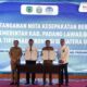 Pemkab Palas melalui kadis PU, Ir. Amirhan Hasibuan, ST, MM menandatatangi nota perjanjian kerjasama dengan Perumda Tirtanadi Medan tentang pengelolaan air minum di Padang Lawas. (Waspada/Ist)