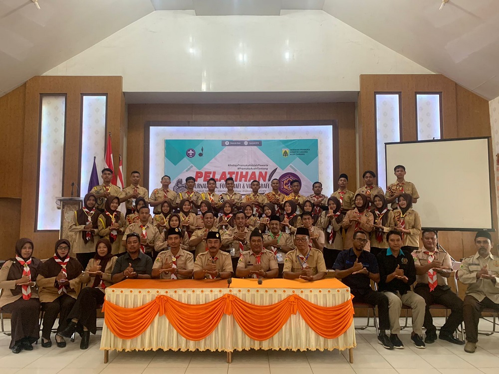 Peserta Pewarta Pramuka tingkat Penegak tengah fokus mengikuti pelatihan jurnalistik yang digelar Kwarcab Gerakan Pramuka Aceh Tamiang di gedung SKB Karang Baru, Senin (22/7). (Waspada/Yusri)
