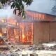Api yang membakar rumah warga Gampong Blang Riek, Kecamatan Kuta Makmur, Aceh Utara sangat cepat menyebar, sehingga warga tidak sempat menyelamatkan barang berharga, Senin (22/7). Waspada/ist