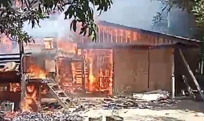 Api yang membakar rumah warga Gampong Blang Riek, Kecamatan Kuta Makmur, Aceh Utara sangat cepat menyebar, sehingga warga tidak sempat menyelamatkan barang berharga, Senin (22/7). Waspada/ist