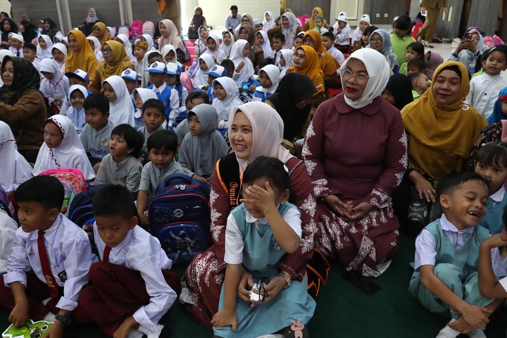 Bunda PAUD Kota Banda Aceh, Yekki Yasmun dan para anak PAUD se-Kota Banda Aceh serius mendengarkan dongeng yang disampaikan Kak Bimo dalam rangka memeriahkan Hari Anak Nasional rahun 2024 du Balai Kota Banda Aceh. (Waspada/Zafrullah)