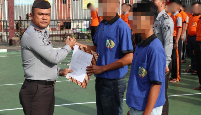 2 Anak Binaan Rutan Tarutung Dapat Pengurangan Masa Pidana 1 Bulan