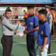 Kepala Rutan Kelas IIB Tarutung, Ismet Sitorus saat menyerahkan SK PMP dari Menteri Hukum dan HAM Republik Indonesia kepada 2 orang anak binaannya, Selasa (18/7). Waspada/ist
