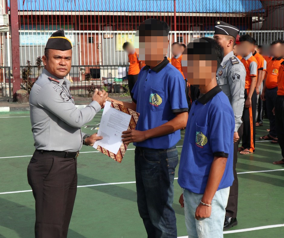 Kepala Rutan Kelas IIB Tarutung, Ismet Sitorus saat menyerahkan SK PMP dari Menteri Hukum dan HAM Republik Indonesia kepada 2 orang anak binaannya, Selasa (18/7). Waspada/ist