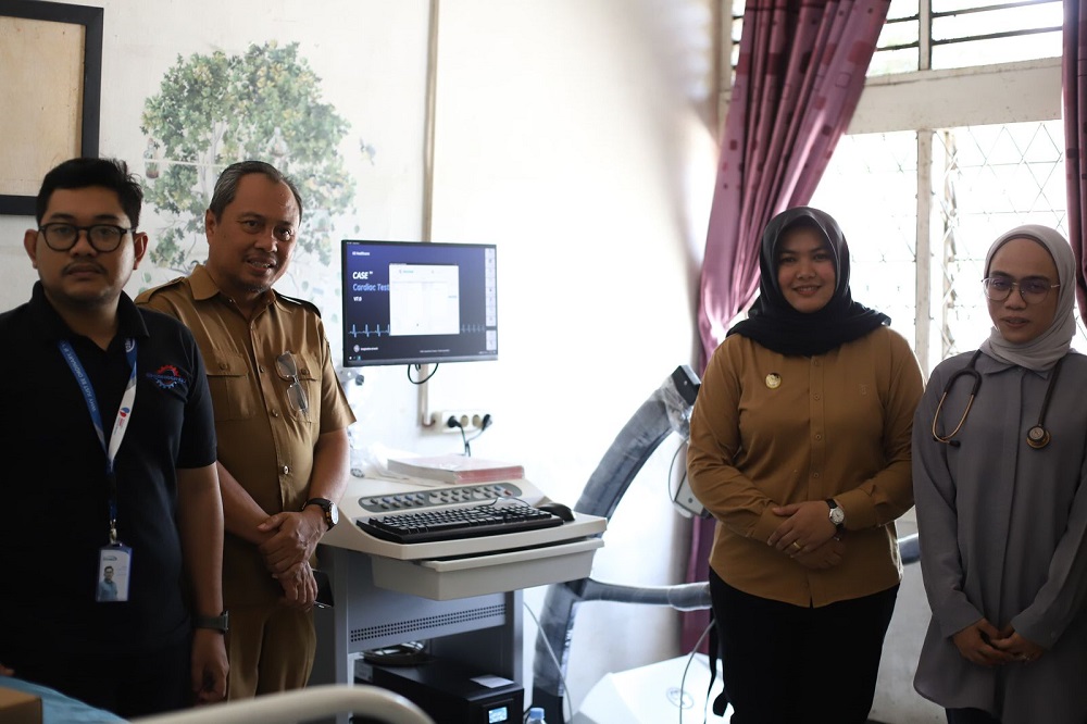 Wakil Bupati Madina, Atika Nasution bersama Direktur RSUD Panyabunga, dr. Rusli Pulungan dan dokter spesialis jantung dr. Rizki Anindita Sp. JP saat meninjau pengoperasian alat Treadmill Test di RSUD Panyabungan, Selasa (23/7). (Waspada/ist).