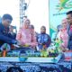 Bupati Labura Hendriyanto Sitorus, MM memotong tumpeng pada perayaan hari jadi ke-16 Kab Labura di Alun- alun Aekkanopan, Minggu (21/7). Waspada/dok.kominfo