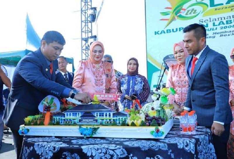 Bupati Labura Hendriyanto Sitorus, MM memotong tumpeng pada perayaan hari jadi ke-16 Kab Labura di Alun- alun Aekkanopan, Minggu (21/7). Waspada/dok.kominfo