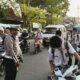 Personel Satlantas Polres P.Sidimpuan lakukan pendekatan persuasif dan humanis ke pengendara, terutamanya pelajar. (Waspada/Ist)