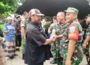 Personel TNI bersama warga dalam suatu kegiatan di pedalaman Aceh Utara, beberapa waktu lalu. Keberadaan TNI sampai ke pedalaman Aceh Utara dinilai akan dapat memaksimalkan pengamanan kegiatan pemilihan Gubernur/Wakil Gubernur, serta pemilihan Bupati/Wakil Bupati di Aceh Utara. (Waspada/ist)
