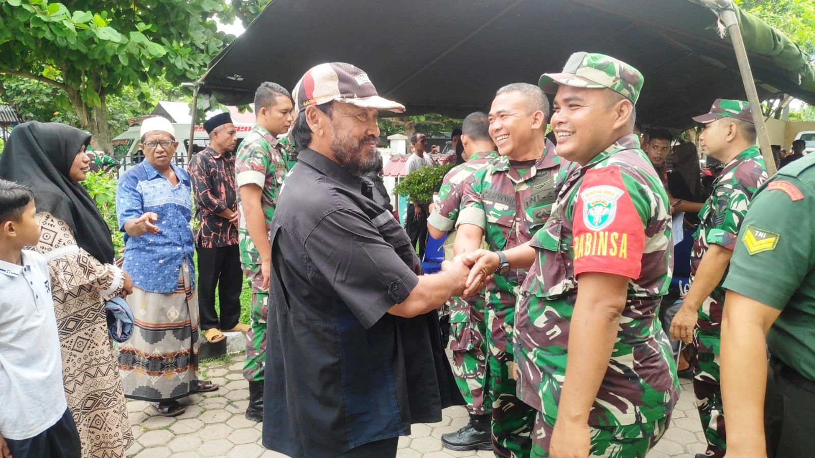 Personel TNI bersama warga dalam suatu kegiatan di pedalaman Aceh Utara, beberapa waktu lalu. Keberadaan TNI sampai ke pedalaman Aceh Utara dinilai akan dapat memaksimalkan pengamanan kegiatan pemilihan Gubernur/Wakil Gubernur, serta pemilihan Bupati/Wakil Bupati di Aceh Utara. (Waspada/ist)