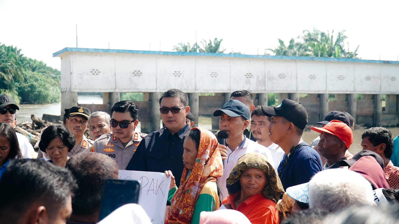   Pj Bupati Batubara H. Heri Wahyudi Marpaung, S.STP, M.AP., saat meninjau tanggul Sungai Dalu-dalu di Desa Suka Raja, Kecamatan Air Putih yang rusak sehingga menimbulkan keluhan petani. Waspada/Ist