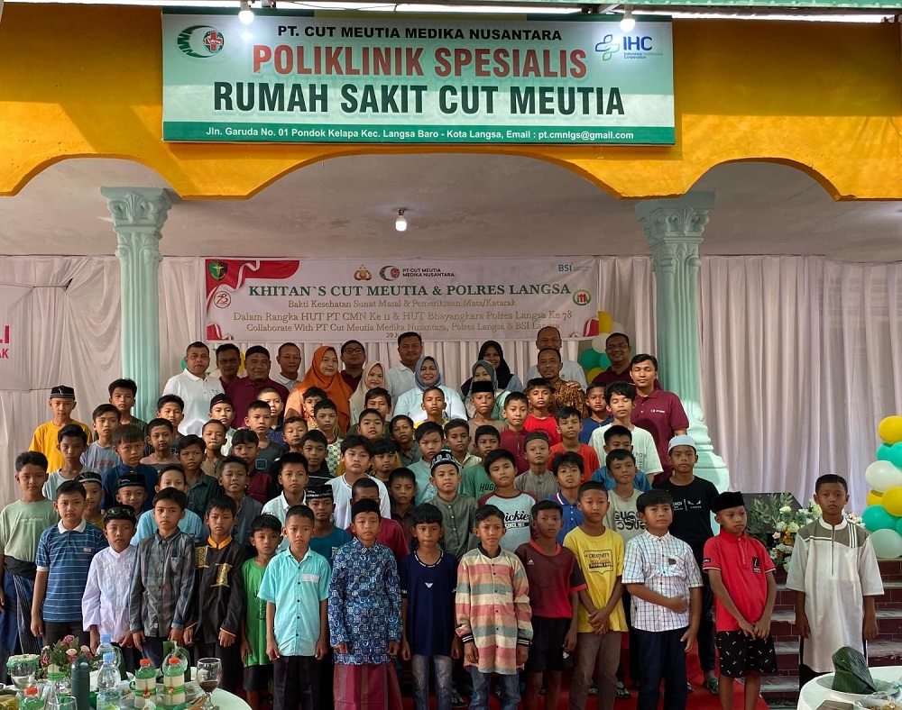 Direktur PT CMN Langsa, Ernawati bersama tenaga medis dan manajemen foto bersama saat pelaksanaan sunat massal di RSCM, Senin (1/7). Waspada/dede