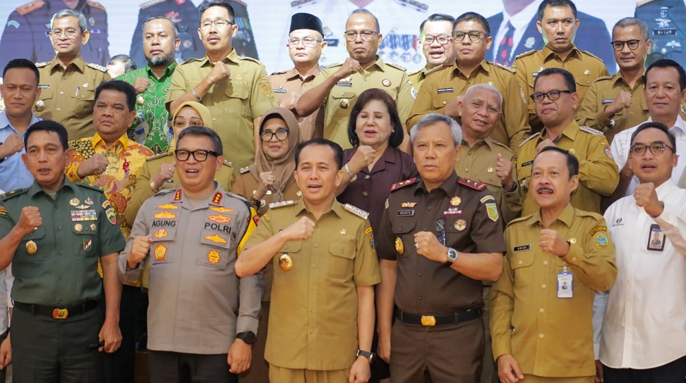 Wali Kota Pematangsiantar Susanti Dewayani (lima kanan baris kedua) pose bersama Pj Gubsu Agus Fatoni saat kegiatan peluncuran gerakan penanganan inflasi serentak se Sumut bersama Forkopimda di aula Tengku Rizal Nurdin, rumah dinas Gubsu, Jl. Sudirman, Kota Medan, Selasa (23/7).(Waspada-Ist).