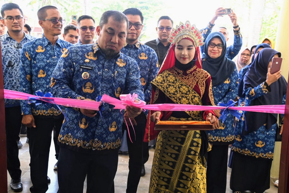 Pj Bupati Aceh Besar Muhammad Iswanto memotong pita tanda diresmikannya Museum Meuseuraya di Kota Jantho, Aceh Besar, Selasa (23/7). (Waspada/Ist)