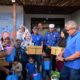 Kepala DPPKBPP dan PA Aceh Besar Fadhlan mendampingi Pj Gubernur Aceh Bustami Hamzah membagikan ikan segar kepada ibu hamil di Moon Beach Cafe, Pulau Kapuk, Kecamatan Lhoknga, Aceh Besar, Selasa (23/7). (Waspada/Ist)