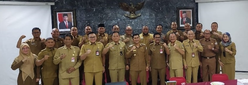 Pj Bupati Syakir Usai penyampaian laporan tersebut, mereka foto bersama. Waspada/Seh Muhammad Amin