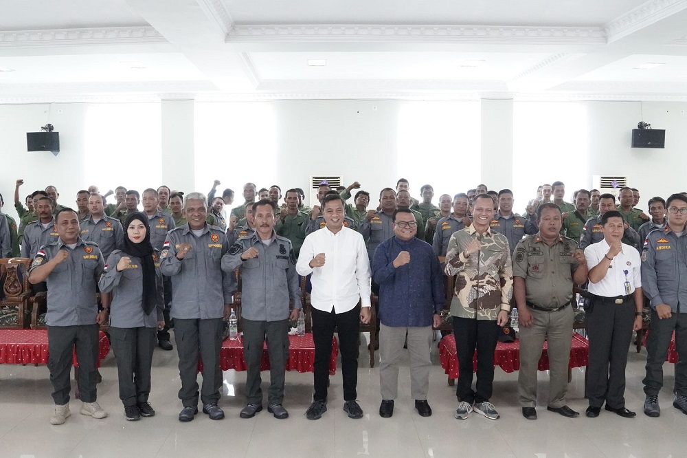 Pj Wali Kota Tebingtinggi, Dr Moettaqien Hasrimi, S.STP, M.Si berfoto bersama pada kegiatan Bimtek Satgas Linmas. Waspada/Kristian Brahmana