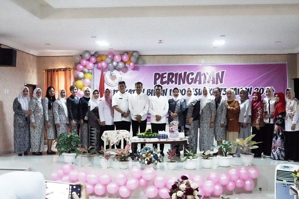 Pj Wali Kota Tebingtinggi, Dr Moettaqien Hasrimi, S.STP, M.Si saat berfoto bersama pada perayaan HUT ke-73 IBI. Waspada/Kristian Brahmana