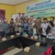 Tampak Ketua FKUB Kota Langsa, Hasanuddin berfoto bersama dengan aparatur Gampong Peukan Langsa usai mengikuti sosialisasi Gampong sadar kerukunan, di kantor geuchik, Rabu (24/7). Waspada/Rapian