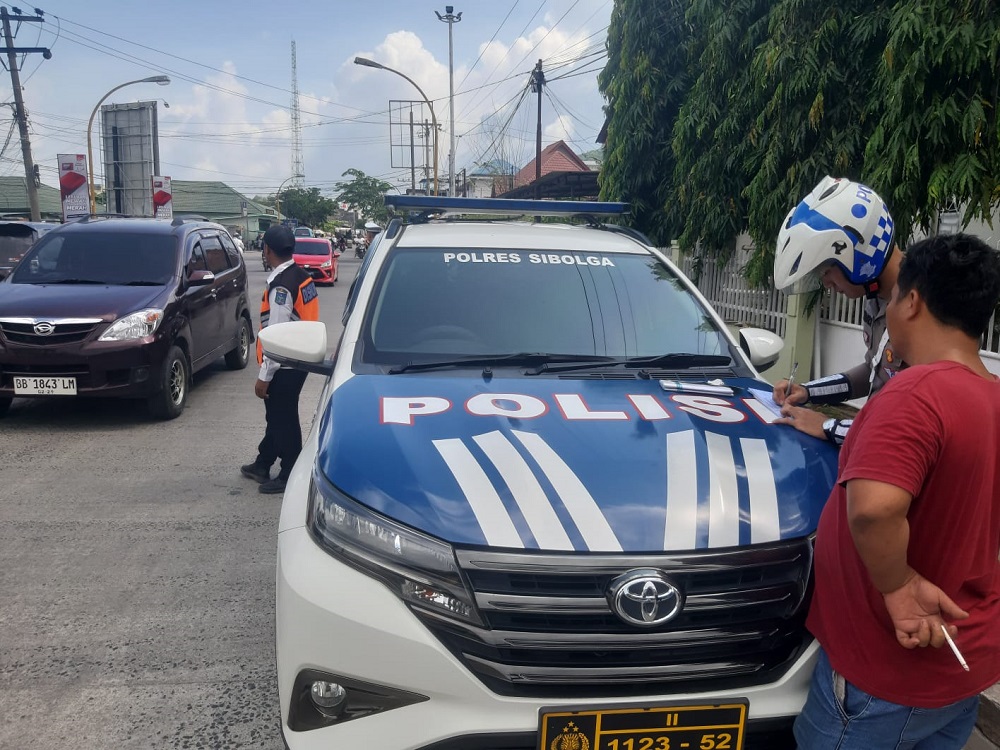 Petugas Sat Lantas Polres Sibolga sedang menindak pengendara yang melanggar aturan berlalu lintas saat Operasi Patuh Toba 2024 di Jalan R. Suprapto Kelurahan Pancuran Gerobak, Kecamatan Sibolga Kota, Kota Sibolga, Rabu (24/7). Waspada/ist