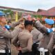 Tim Bid Propam Poldasu sedang menggunting rambut personel Polres Tapteng saat gelar Operasi Gaktibplin di Polres setempat, Rabu (24/7). Waspada/ist