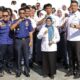 Wali Kota Pematangsiantar Susanti Dewayani (lima kanan depan) pose bersama para siswa-siswi SMAN 2 dan lainnya usai sosialisasi dan edukasi pencegahan serta penanggulangan kebakaran di SMAN 2, Jl. Patuan Anggi, Rabu (24/7).(Waspada-Ist).