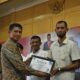 Kepala BNNP Aceh Brigjend Pol Drs. Marzuki Ali Basyah saat menyerahkan piagam dan uang pembinaan kepada 13 gampong sebagai kategori implementasi qanun bersih narkoba terbaik dalam wilayah Kota Langsa, di Aula Cakra Donya, Rabu (24/7) sore. Waspada/Rapian