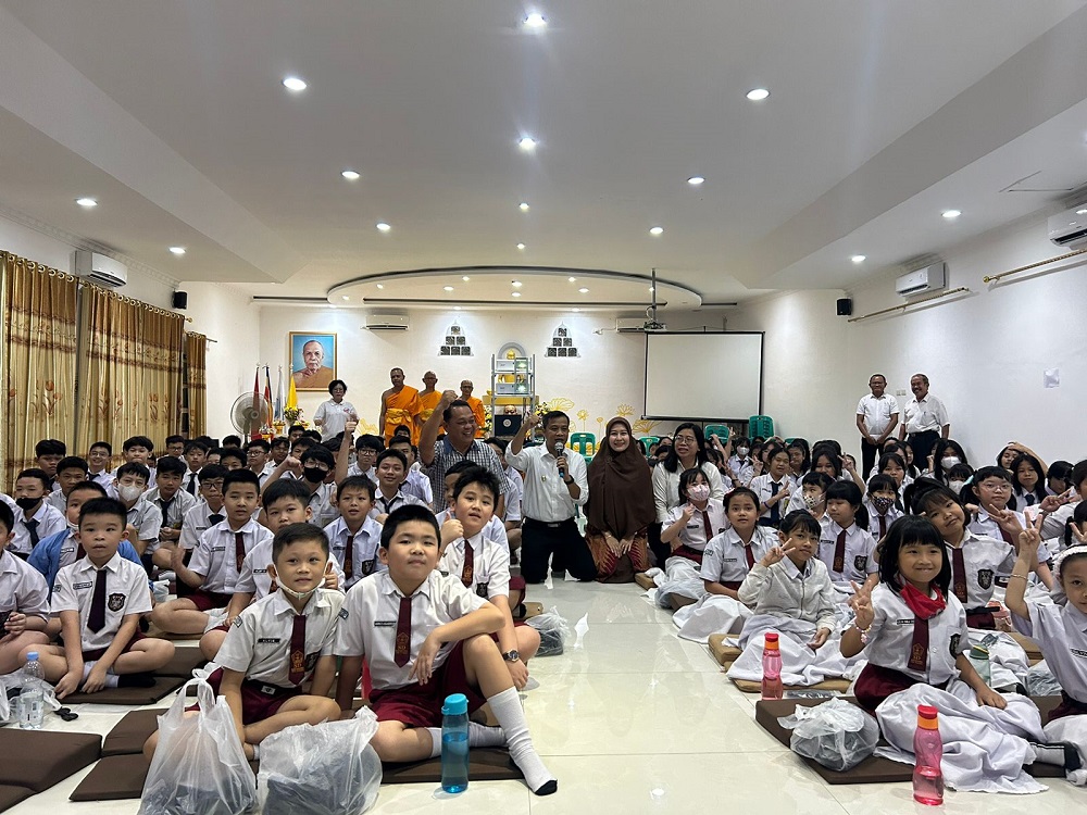 Pj Wali Kota Tebingtinggi, Dr Moettaqien Hasrimi, S.STP, M.Si bersama Pj Ketua TP PKK Kota Tebingtinggi, dr Dara Caprina saat berfoto bersama anak-anak sekolah dasar yang diundang oleh MBMI untuk nonton bareng menggunakan kacamata 3D. Waspada/Kristian Brahmana