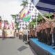 Wali Kota Pematangsiantar Susanti Dewayani melepas pawai Kirab Panji Tangkal Napza dengan mengibaskan bendera start di depan lapangan parkir pariwisata, Jl. Merdeka, Kamis (25/7).(Waspada-Ist).