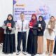 Ketua Komunitas Advertising Digital Kota Langsa menyerahkan hadiah dari Manager Perusahaan Grey Mr Simon kepada peserta yang beruntung pada kegiatan seminar tersebut, Selasa (2/7). Waspada/Munawar