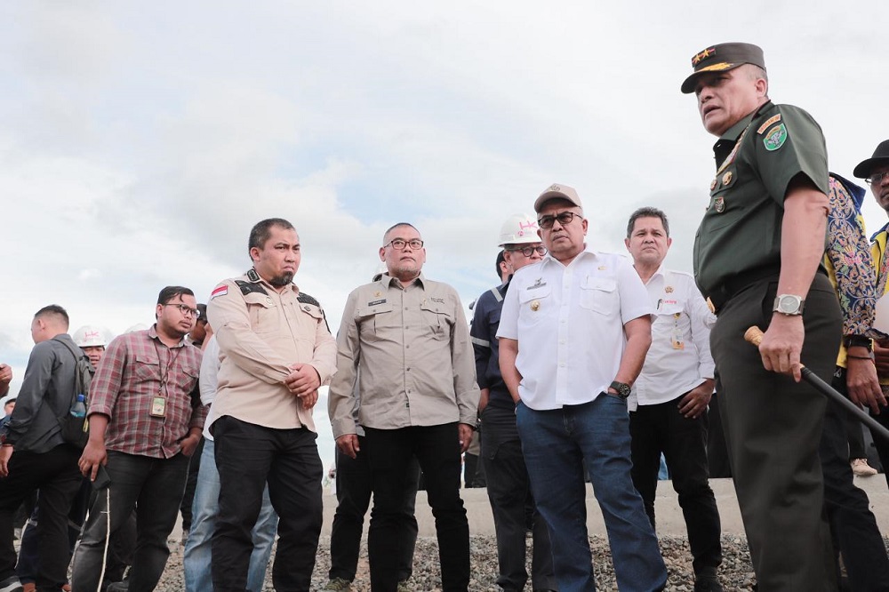 Pj Bupati Muhammad Iswanto dampingi kunjungan kerja Penjabat (Pj) Gubernur Aceh Bustami Hamzah, beserta Panglima Kodam Iskandar Muda, Mayjen TNI Niko Fahrizal, M.Tr.(Han), ke lokasi pembangunan jalan Tol Sibanceh di lokasi Gampong Lamtamot Kecamatan Lembah Seulawah, Aceh Besar, Rabu (24/7). (Waspada/Ist)