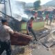 Personel Polres Tapteng sedang memabantu membersihkan puing rumah terbakar di Tanah Ponggol Lingkungan I, Kelurahan Sibuluan Nalambok, Kecamatan Sarudik, Kabupaten Tapteng hangus terbakar, Selasa (2/7) sekira pukul 8.45 wib. Waspada/ist