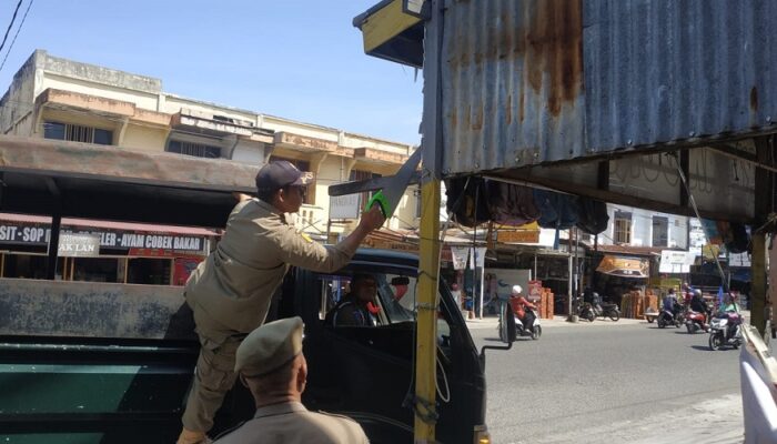 Satpol PP Tertibkan Pasar Dan Bangunan Liar Di Keutapang
