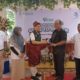 Dewan Pengawas BPJS Indra Yana, memberikan cinderamata kepada Wakil Bupati Asahan Taufik Zainal Abidin Siregar, saat kegiatan Goes To Pesiar di Desa Airbatu I/II, Kec Air Batu, Kab Asahan. Waspada/Sapriadi