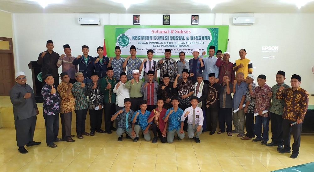Ketua MUI Kota Padangsidimpuan ustadz Drs.H.Zulfan Efendi Hasibuan MA (tengah) foto bersama dengan pemateri dan peserta seminar tentang pencegahan bencana yang digelar Komisi Sosial dan Bencana DP MUI Padangsidimpuan di Aula Kantor MUI, Kamis (25/7). Waspada/Mohot Lubis.