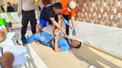 Pelaku (kaus hitam) memperagakan perbuatannya dalam reknstruksi yang dipimpin personel Inafis Polres Simalungun dan personel Polsek Bangun.(Waspada/ist)